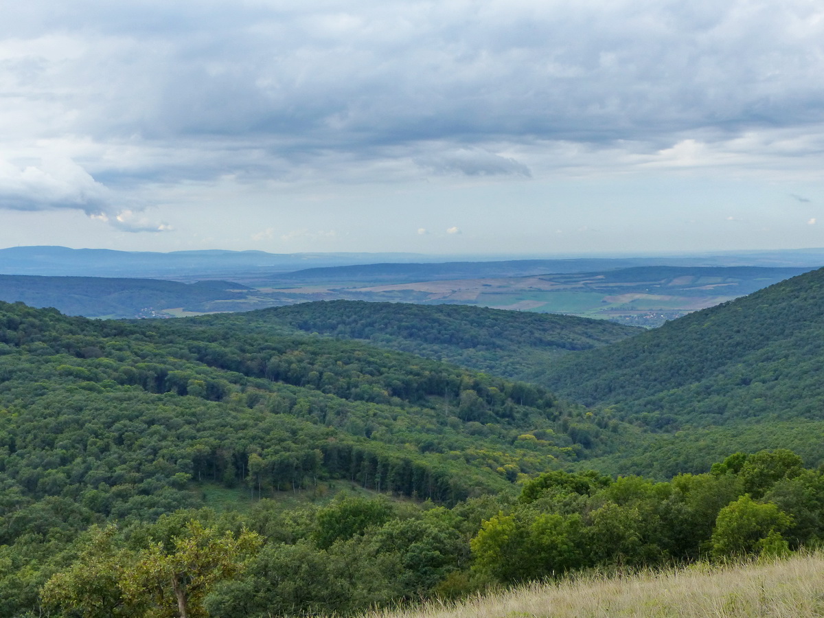 Jobbra lenn a völgyben Letkés is feltűnik, onnan indultam erre a túrára