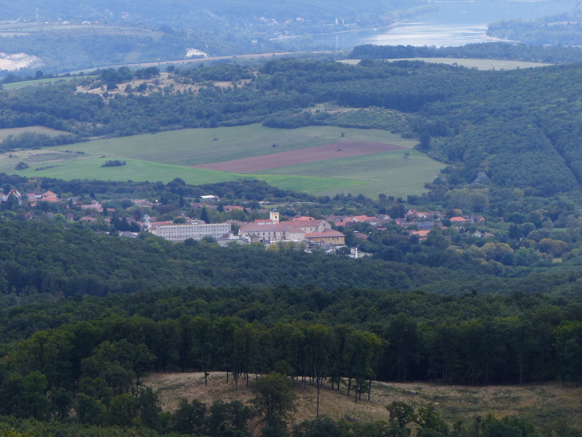 Márianosztra jó nagy zoommal fényképezve