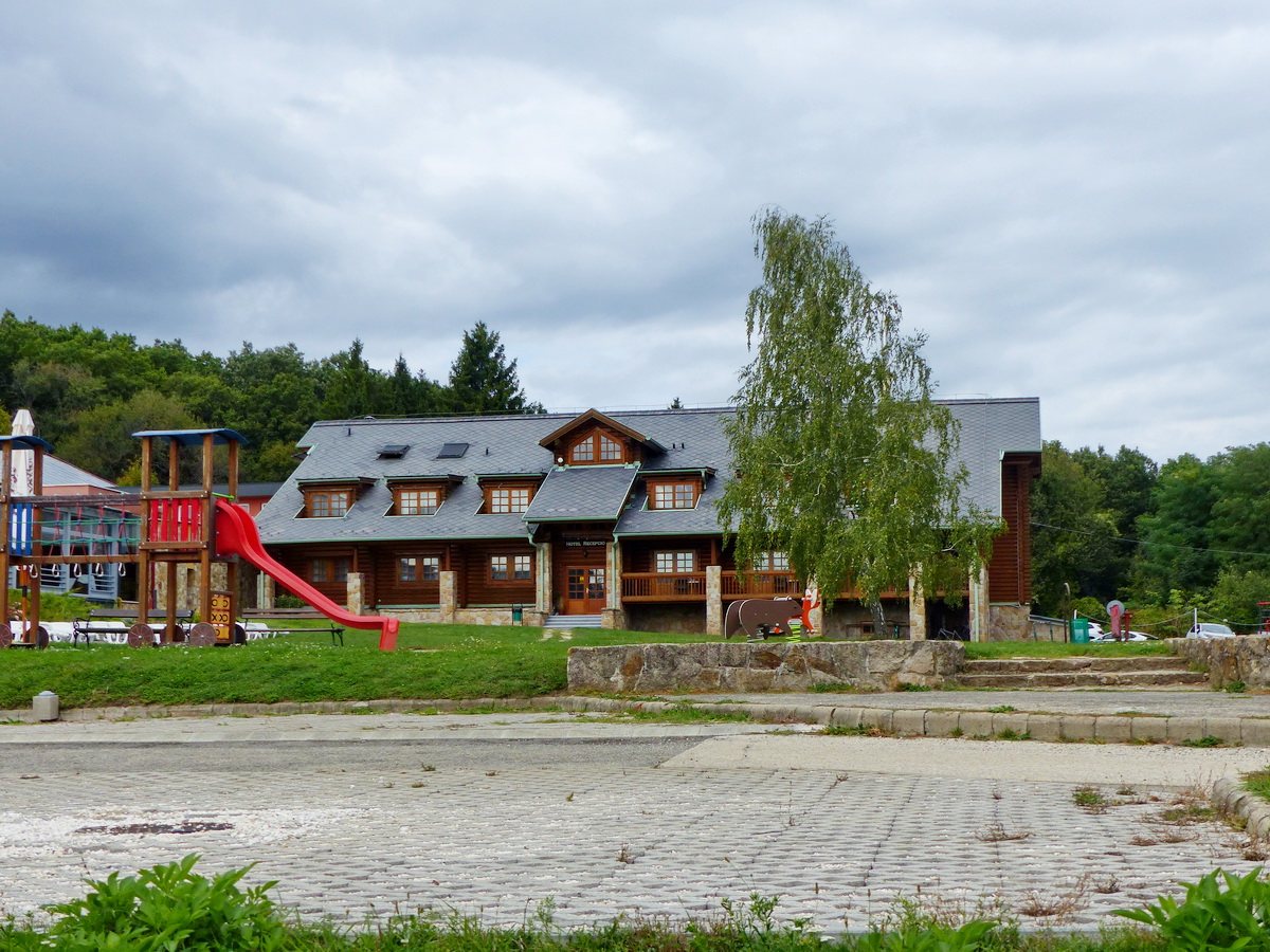 Nagyirtáspuszta, az egyik szálloda épülete