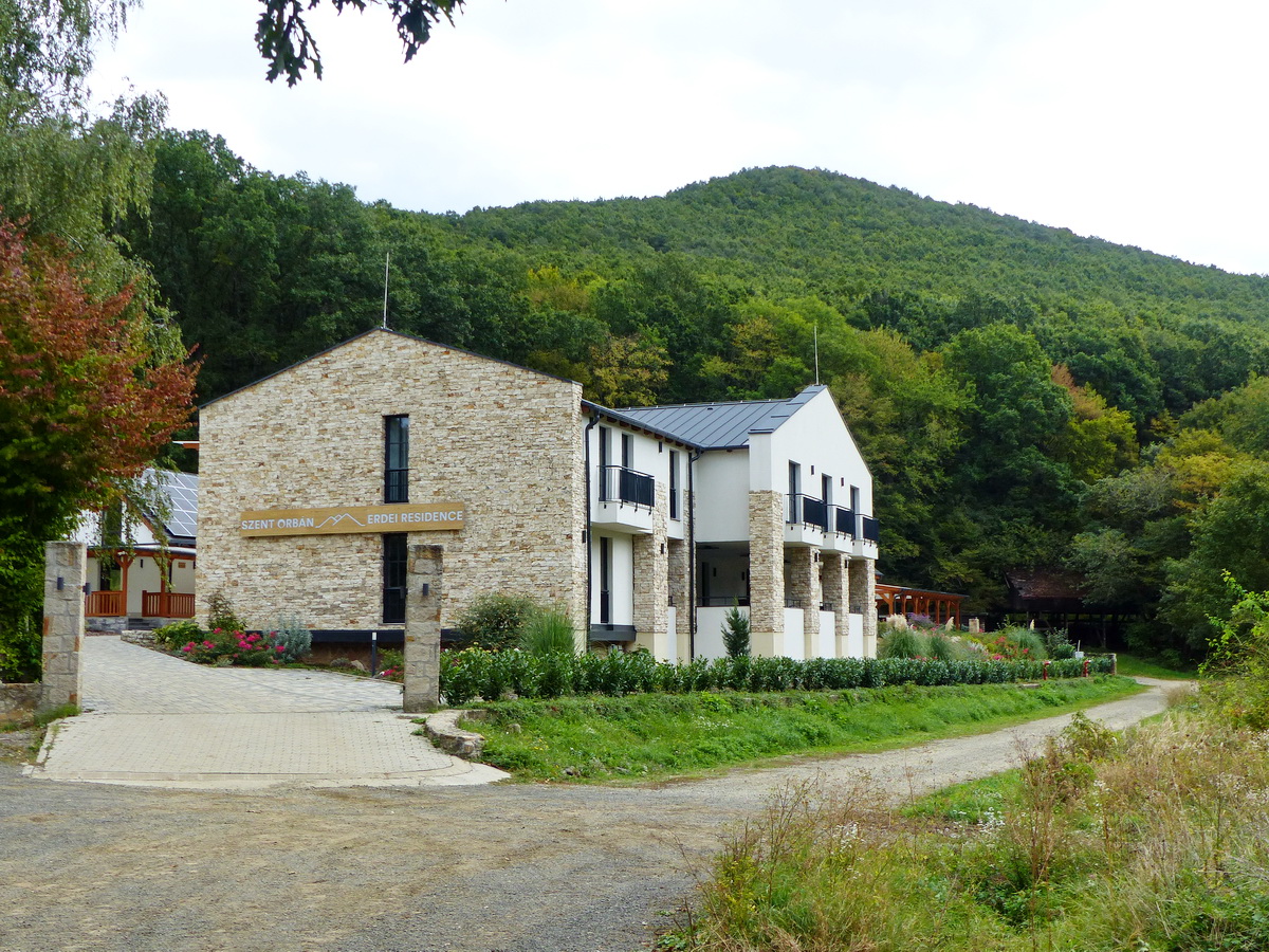A Szent Orbán fogadó felett tornyosul a Nagy-Sas-hegy erdős oldala