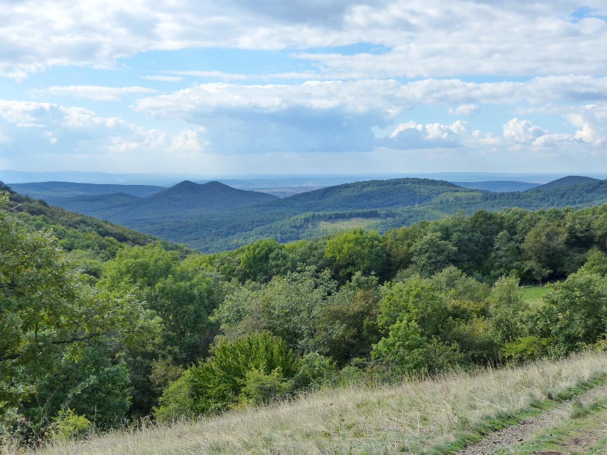 Kilátás a Nagy- és Kis-Galla (balra), a Széles-hegy (középen) és a Kosár-bérc felé (jobbra)