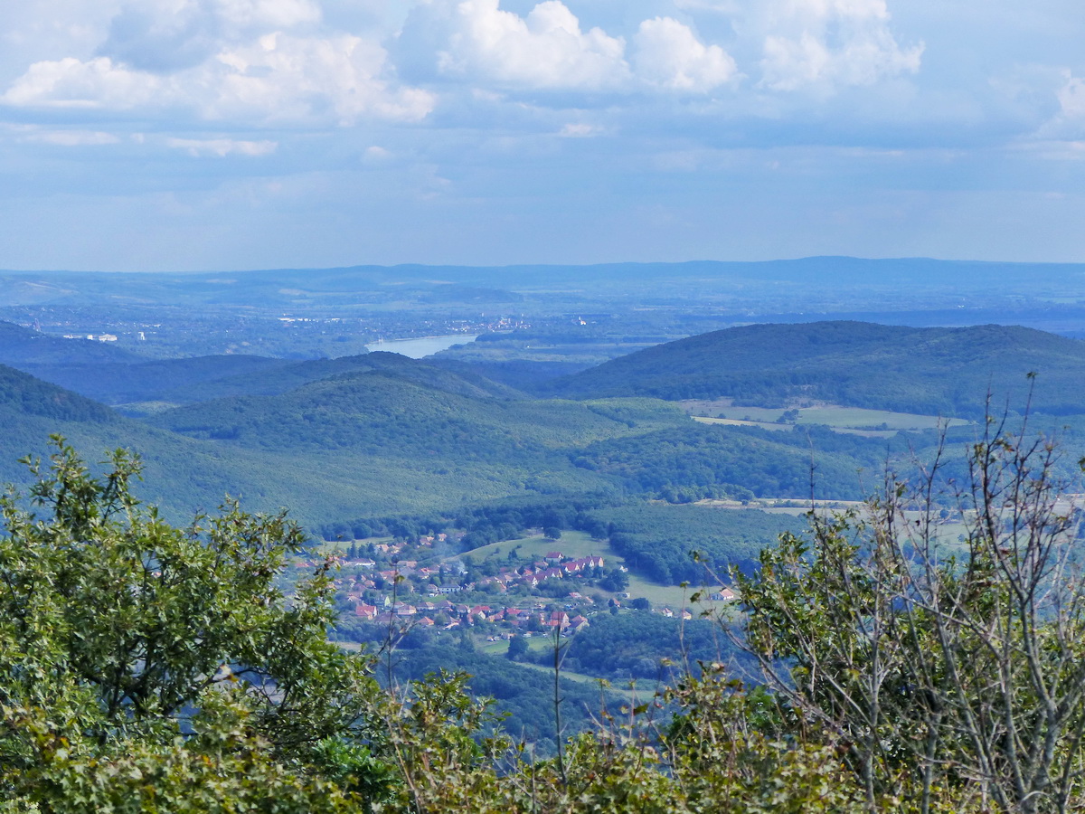 Kilátás a Sós-hegyről a közeli Kóspallagra és a távolabbi Verőcére