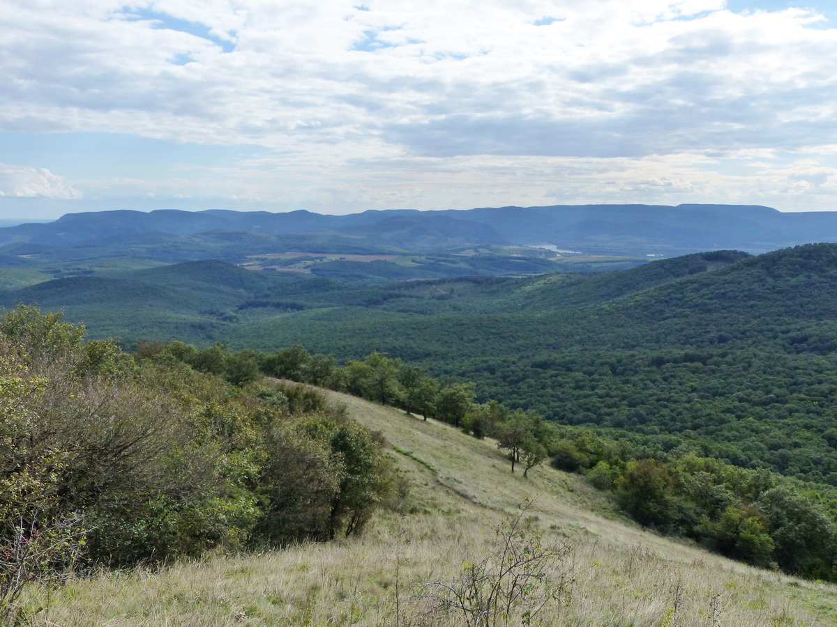 A Visegrádi-hegység panorámája a bal szélen álló Urak asztalától a jobb szélen látható Pilis-tetőig. Nagyjából középen fordul be a Duna a Dunakanyarba.