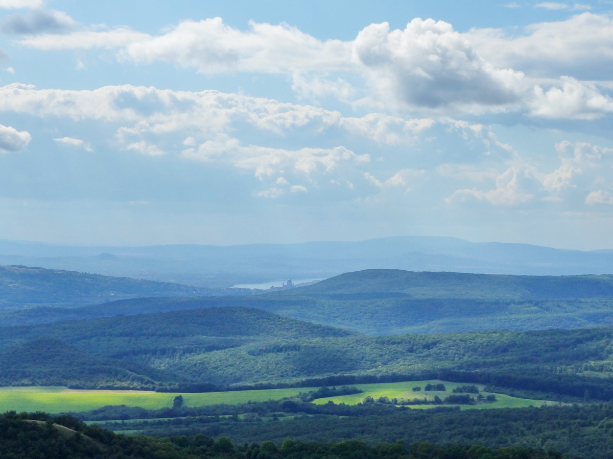 A távolban középen az Esztergomi Bazilika