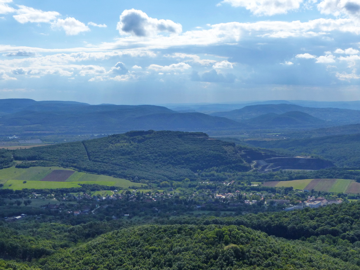 Alattam terül el Márianosztra, még éppen felhőárnyékban