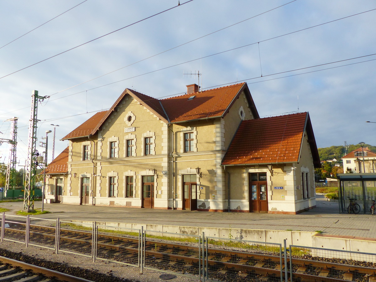 A dorogi vasútállomás nemrég felújított épülete. A háttérben jobbra áll a dombon az Aknatorony kilátó, ahová a túra végén még kitérőt tettem.