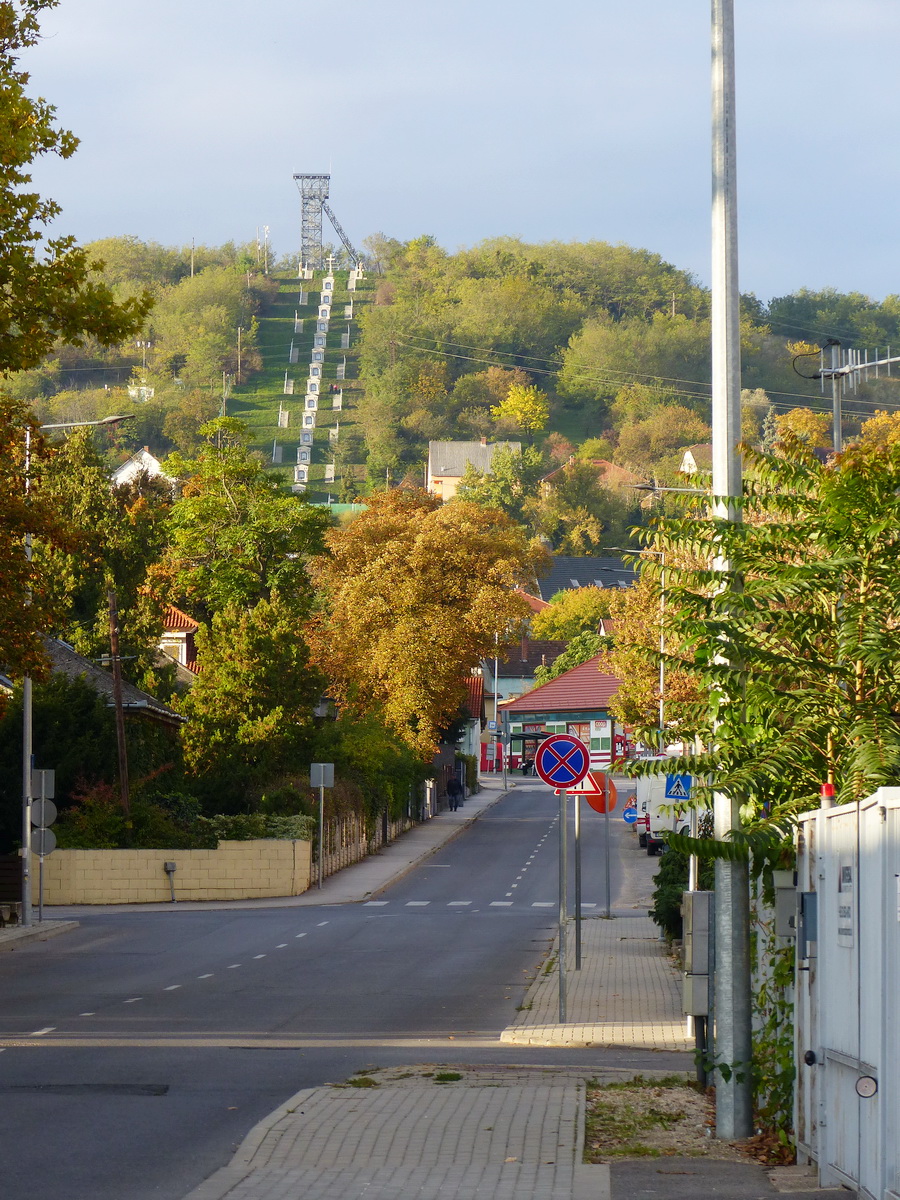 Egy kis zoommal már jól látszik a Kálvária-hegyen álló Aknatorony kilátó