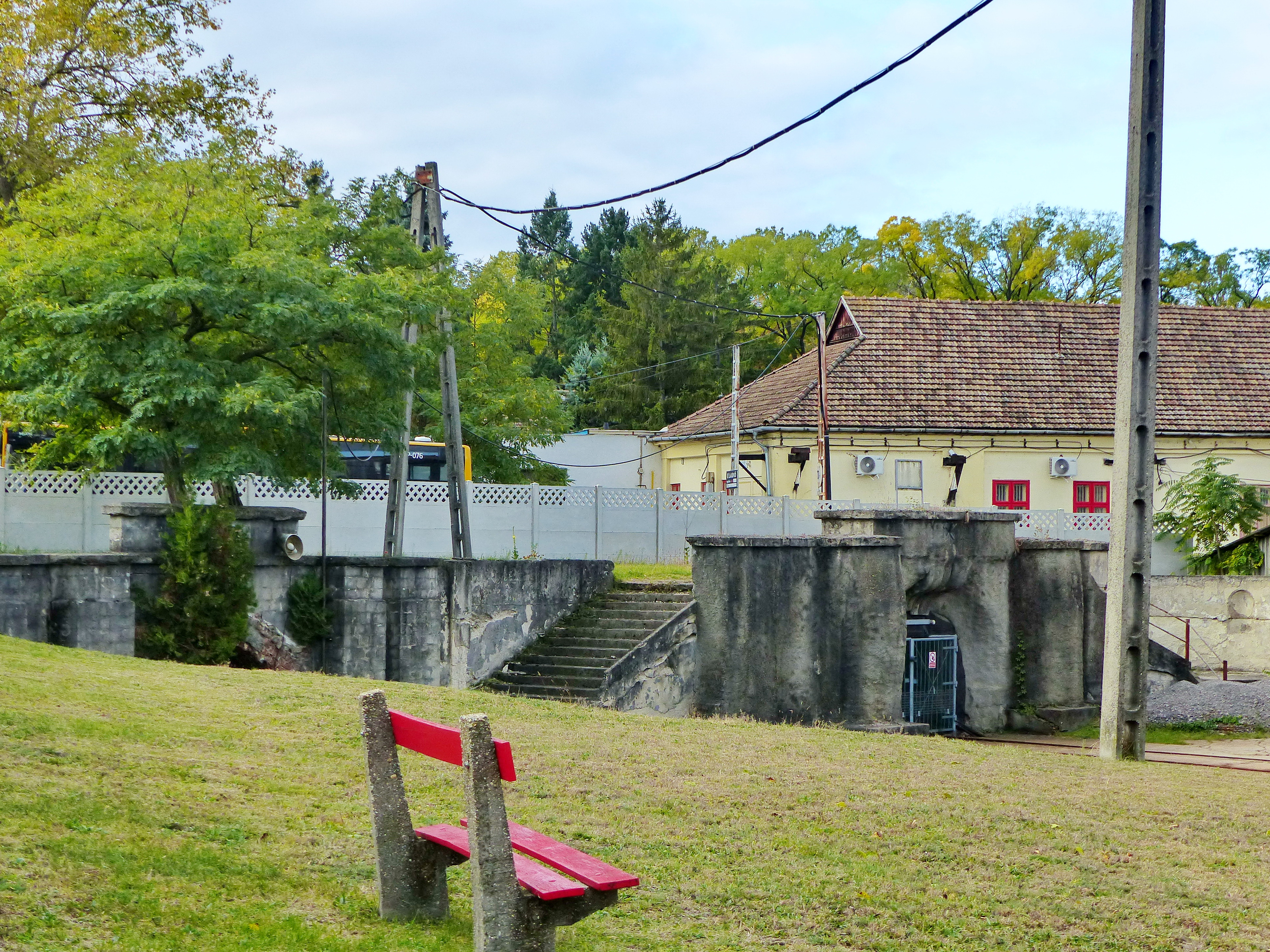 A Tokodi-altáró bejárata egy kis elzárt parkban nyílik