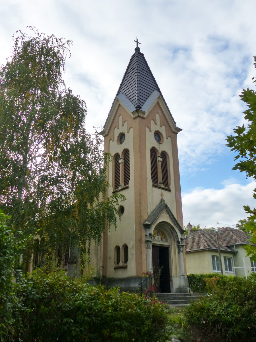 A tokodaltárói Szent Borbála templom kívülről...