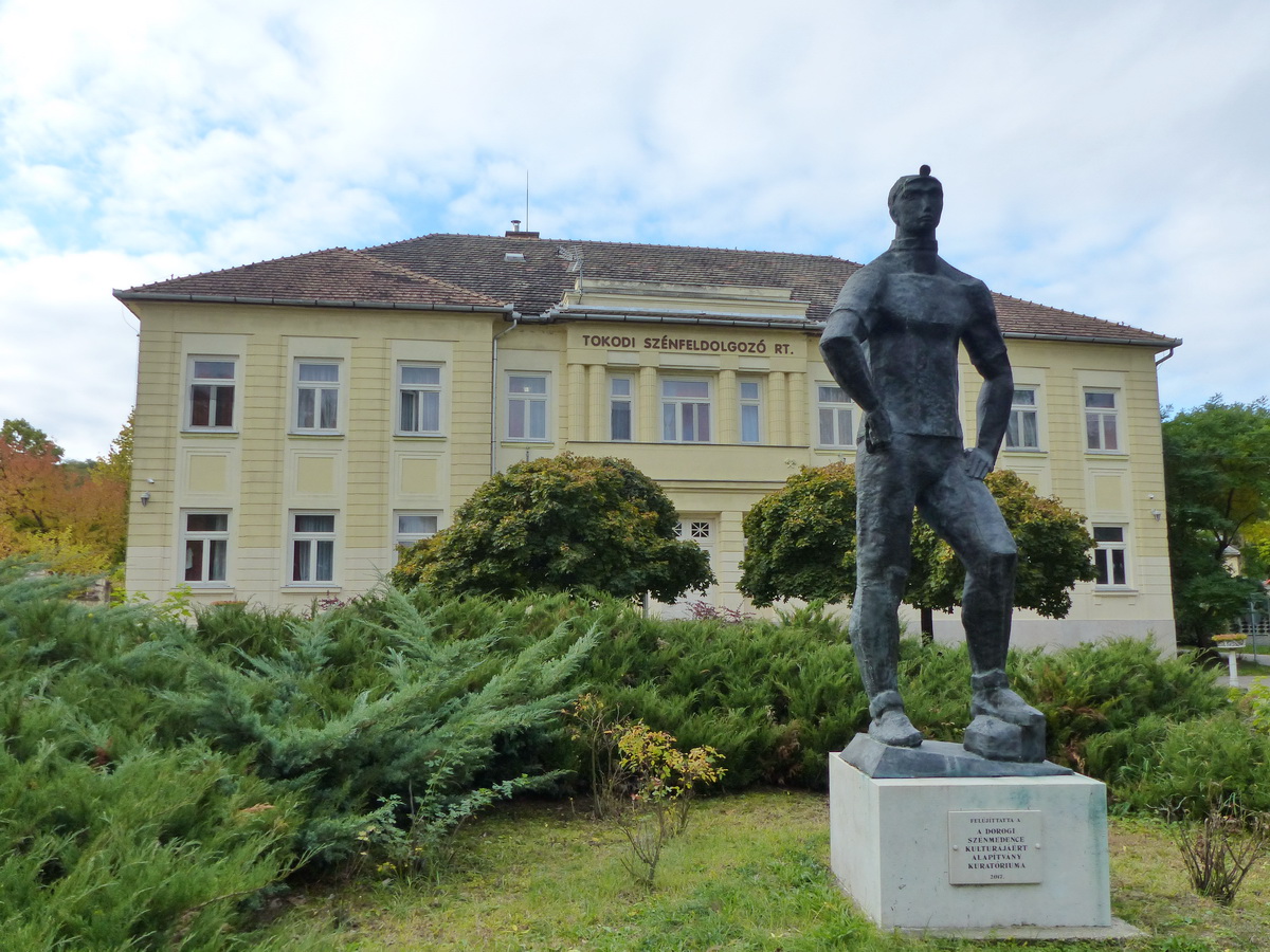 Egy bányász szobra áll a Tokodi Szénfeldolgozó Rt. irodaháza előtt