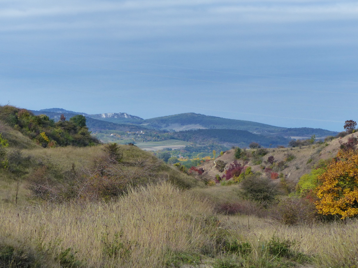 Különös formájú dombok között kapaszkodtam fel a fennsíkra
