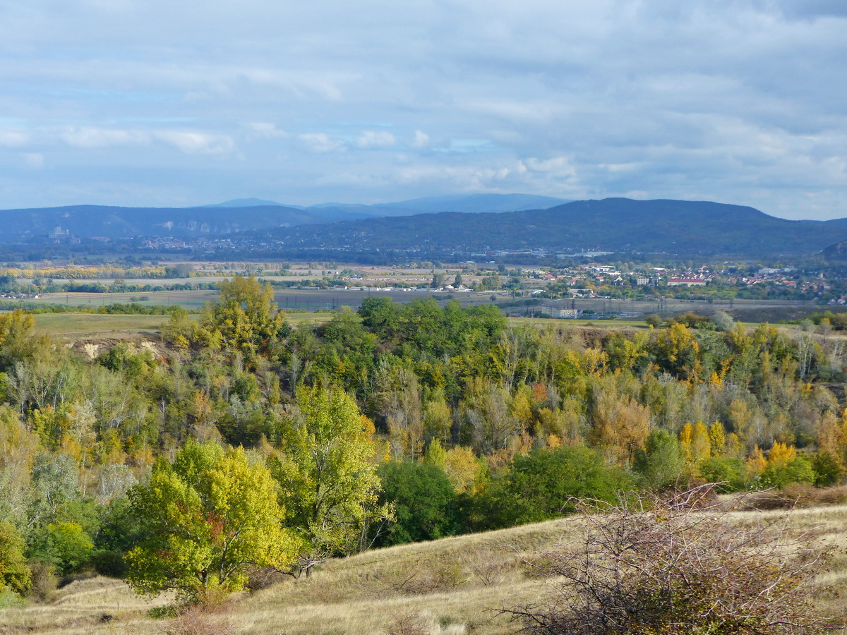 Kilátás a Dorogi-medencére, a távolabbi Esztergomra és a háttérben feltűnő Börzsöny csúcsaira