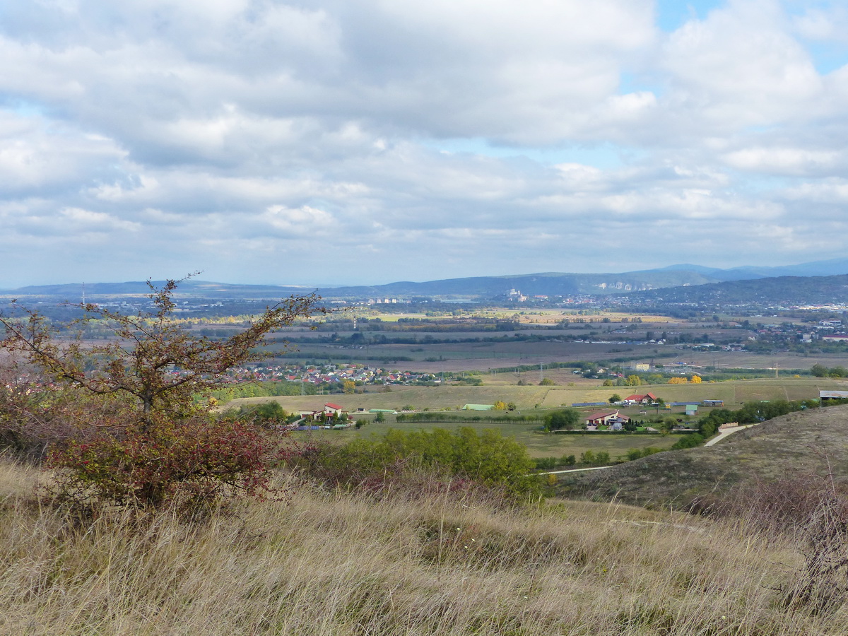 Kilátás a Kis-Gete csúcsáról. Itt már magasabban járok és a nap is megvilágítja Esztergomot és a Bazilikát