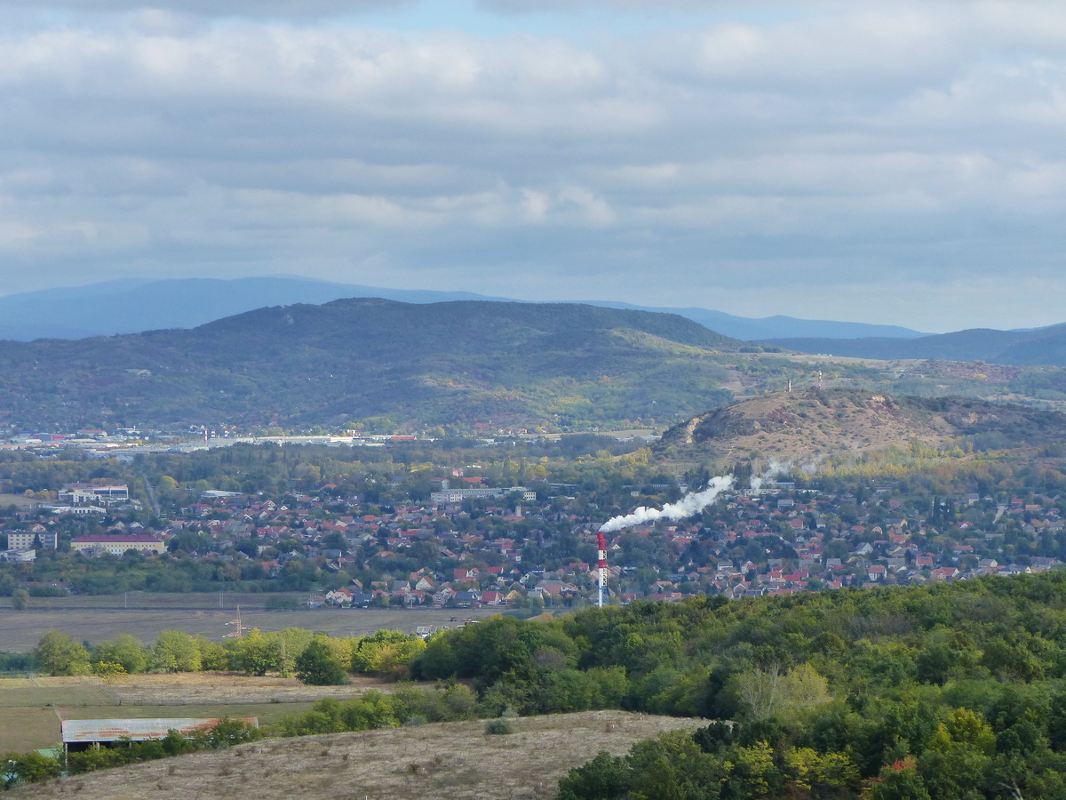 Kilátás Dorogra és a mögötte álló Kis-Strázsa-hegye. A távolabbi Vaskapu-hegy lábainál a Suzuki gyár csarnokai láthatóak, a hátteret itt is a Börzsöny csúcsai adják.