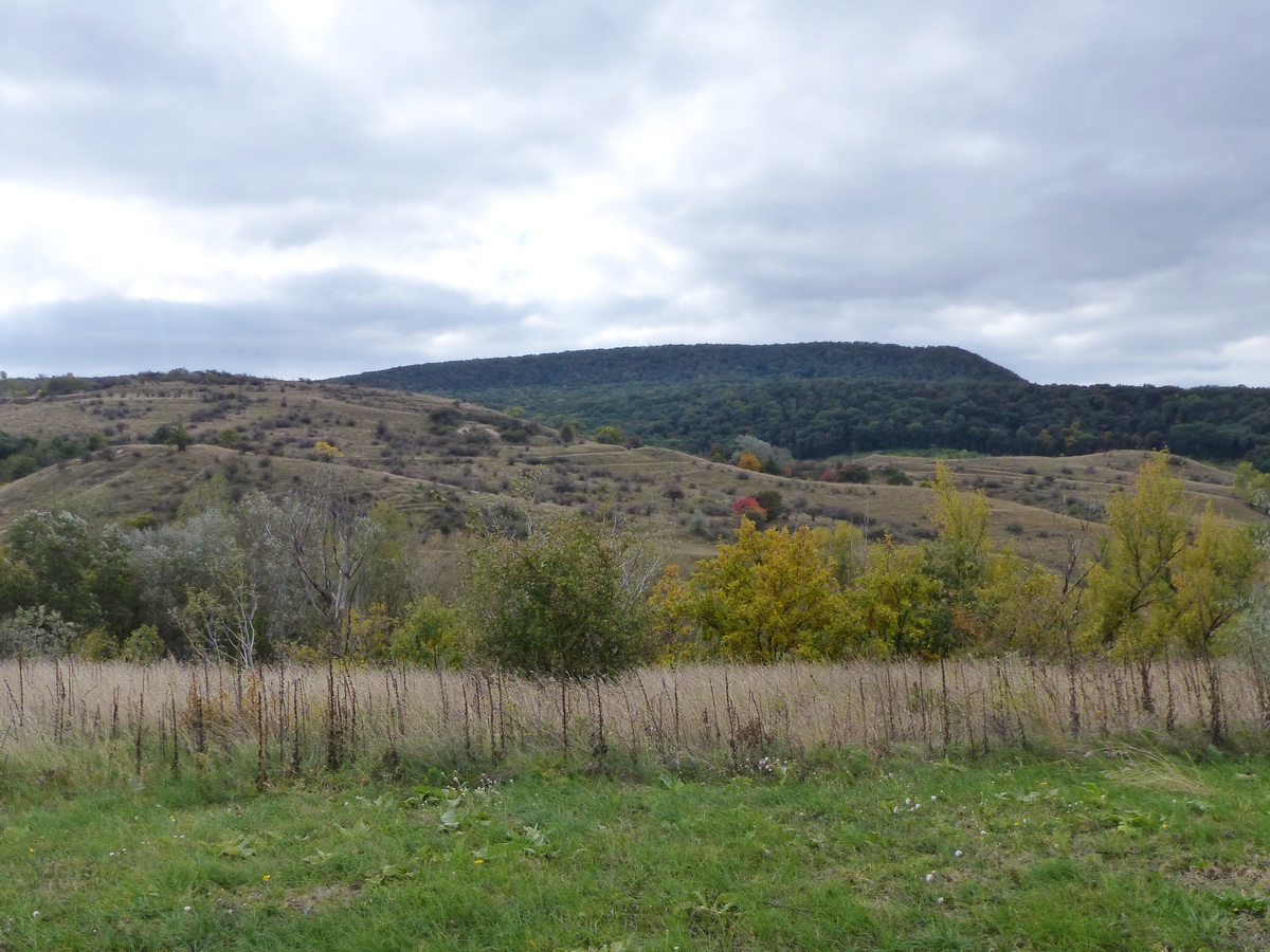 Visszatekintés a Kis-Getére (balra) és a Nagy-Getére (középen). Jobbra a nevenincs kilátópont.