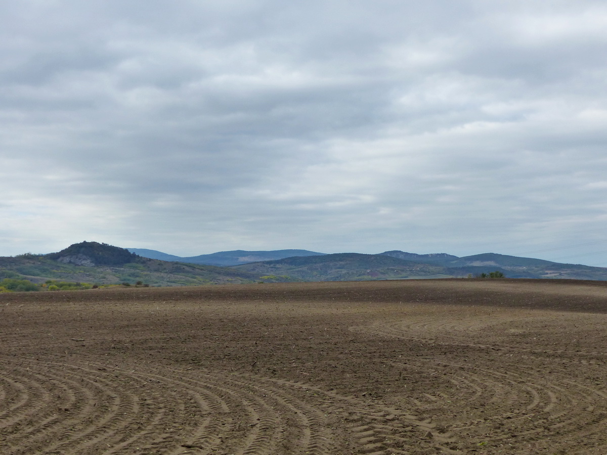 A mezőn túl a Gerecse hegyei-dombjai