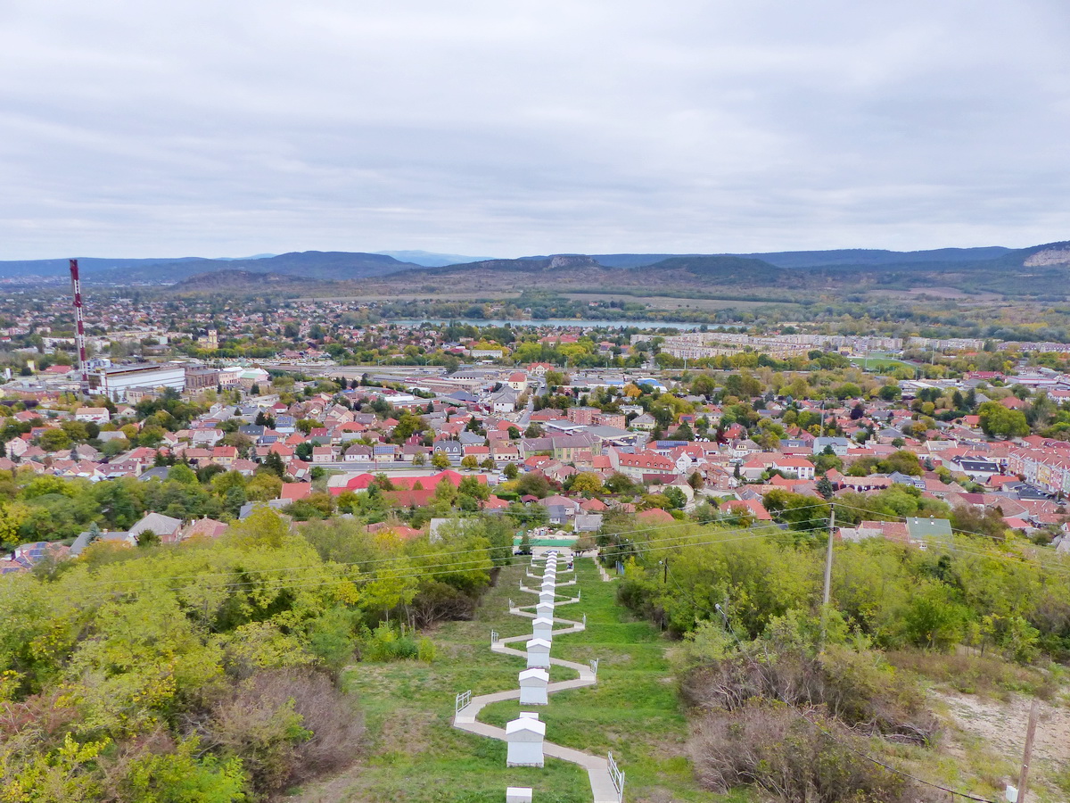 Kilátás Dorog belvárosára. A távolban középen a vasútállomás is látszik