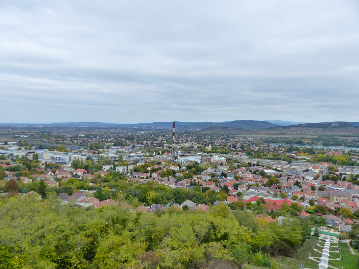 Kilátás a dorogi erőmű és a távoli Esztergom felé