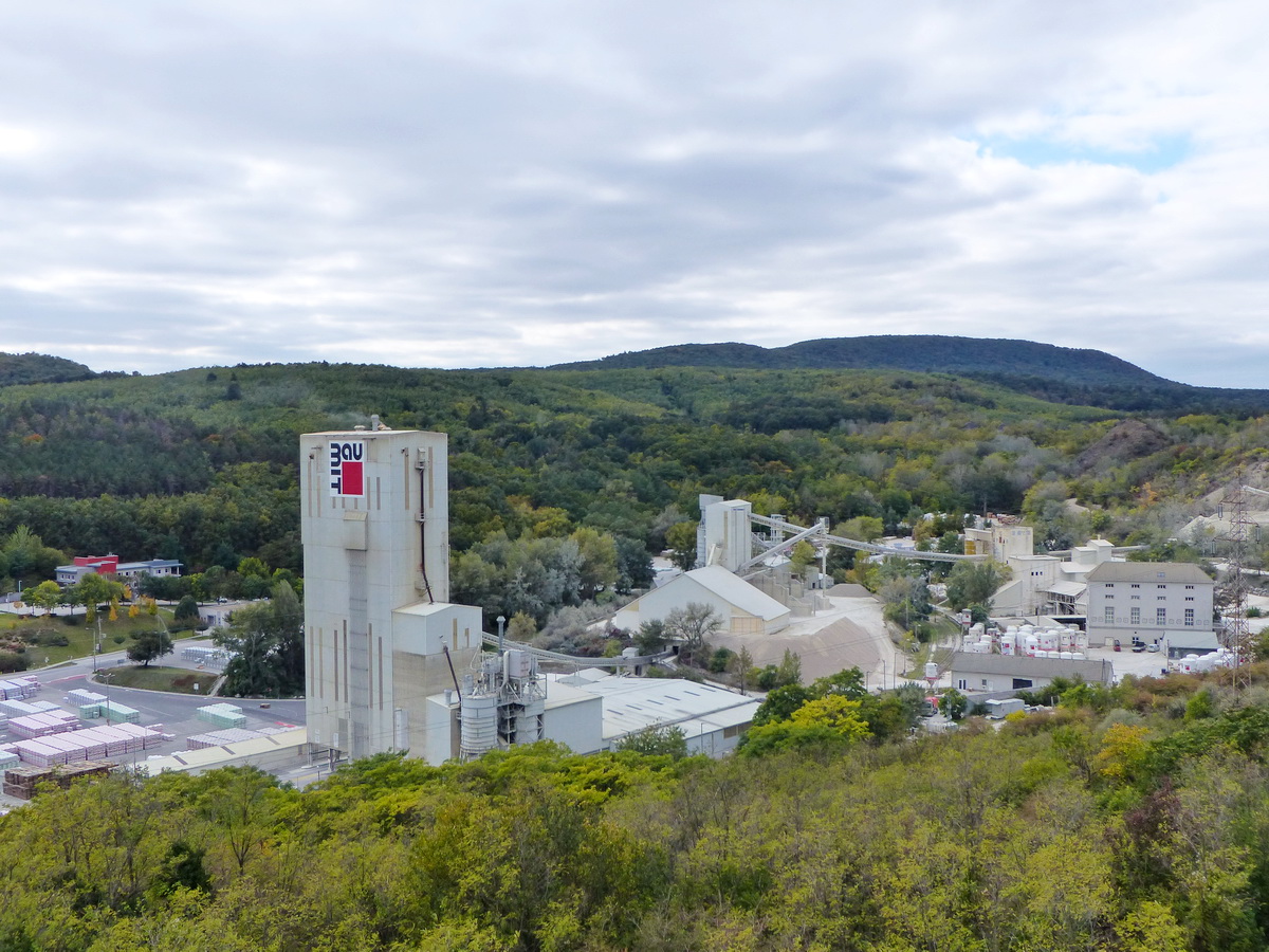 A másik irányban a Baumit üzeme mögött a Nagy-Gete erdős háta is feltűnik