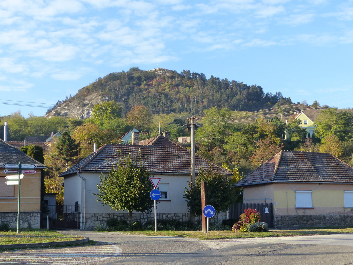 A Hegyes-kő csúcsa Tokod házai fölé magasodik