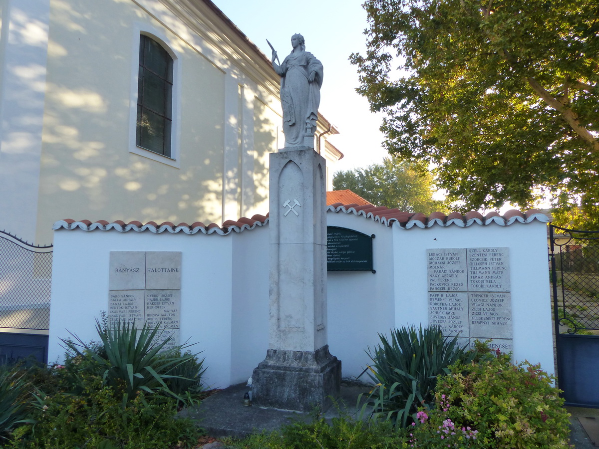Bányászemlékmű a templom mellett