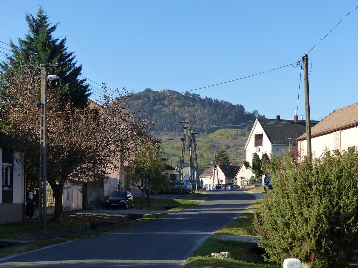 Kilátás a Hegyes-kőre Tokod utcáiról