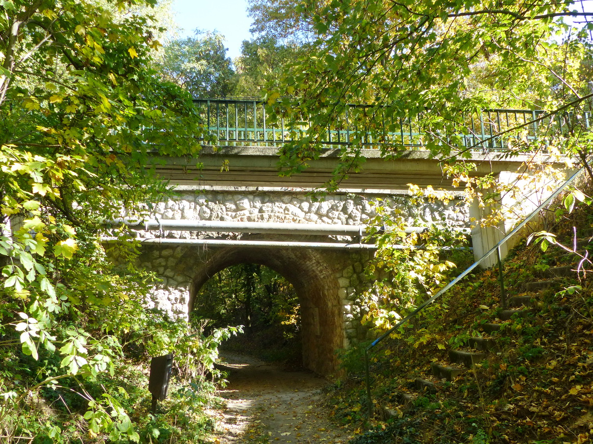 Az aluljáró a másik irányból fényképezve. Előtte külön híd épült a járda számára.