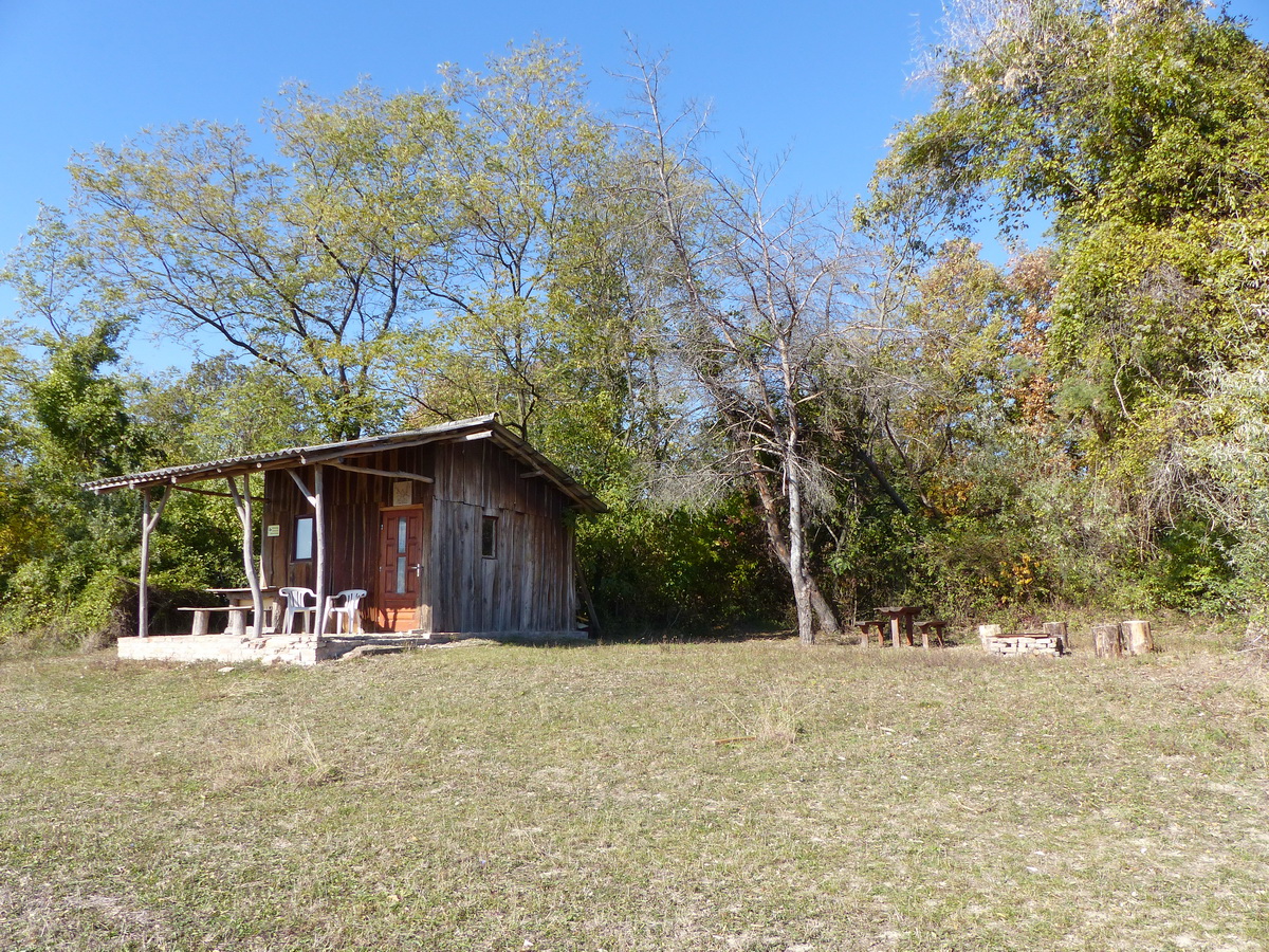 A Hotel Trófea kulipintyója mellett ebédeltem meg a padon