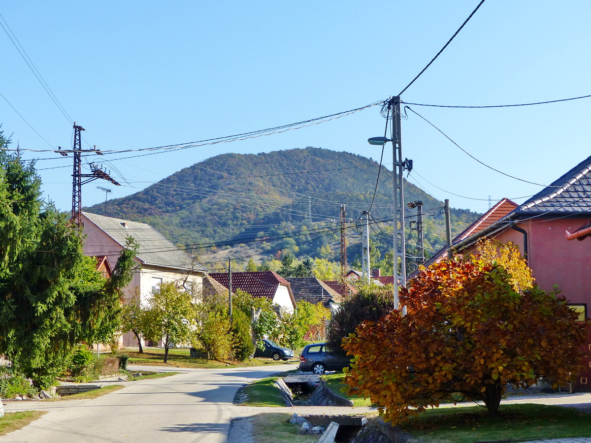 Visszatekintés a Nagy-Getére Tokod utcáiról