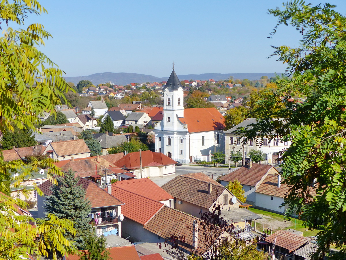 Kapaszkodás közben letekintés a tokodi házakra