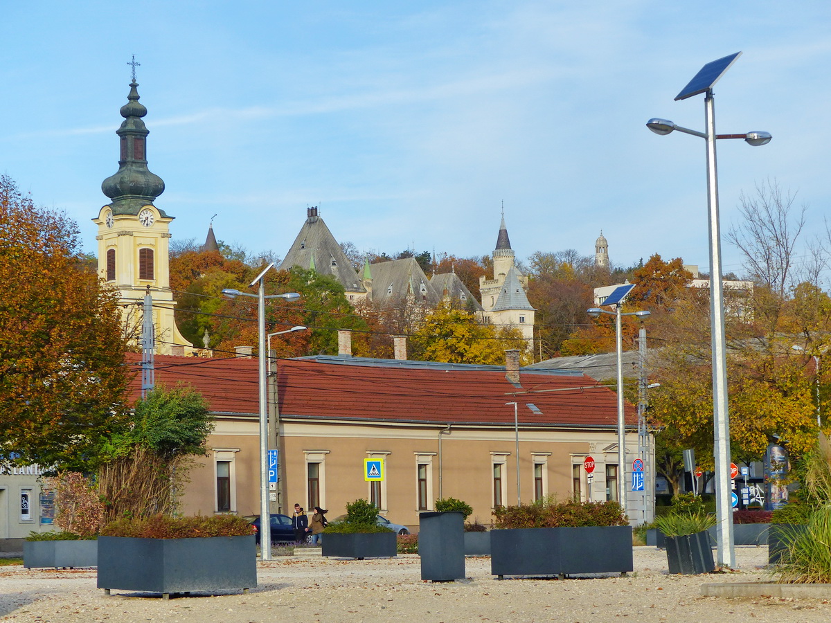 A tornyocskás Törley kastély a Szomszédok piacáról nézve