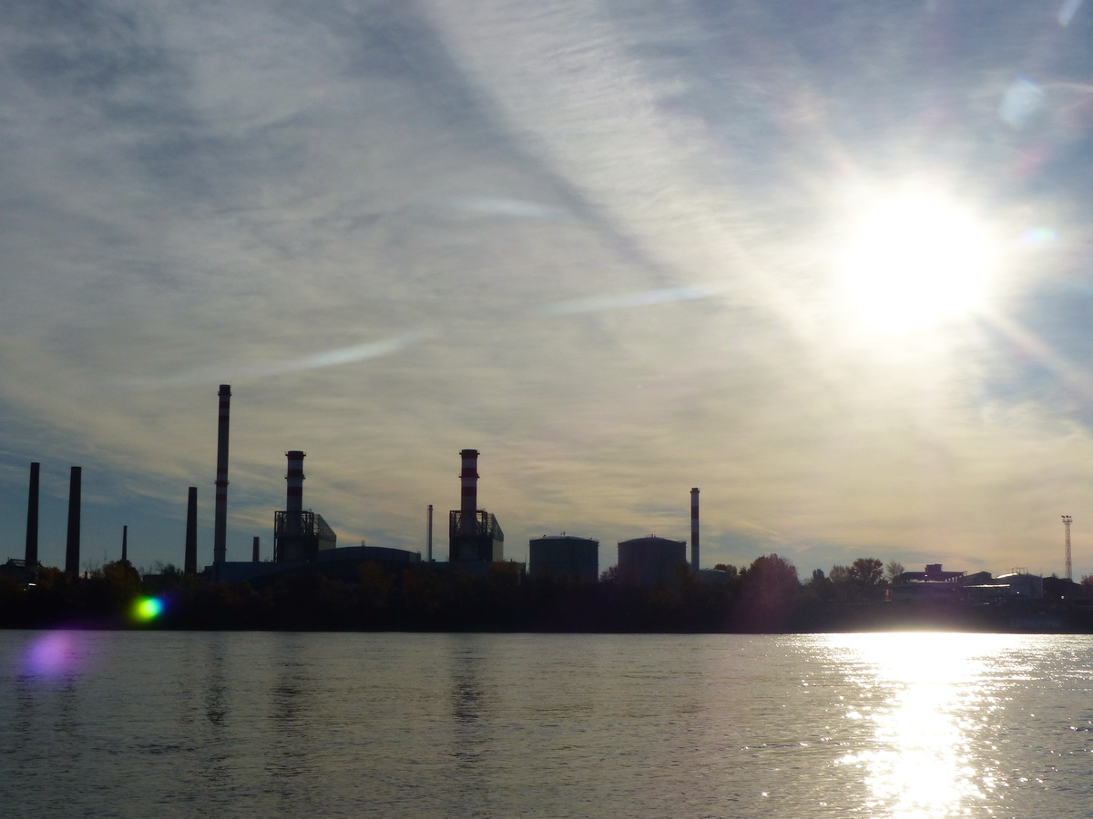 Szemben a Csepeli Erőmű kéményei, épületei állnak a Duna túlsó partján