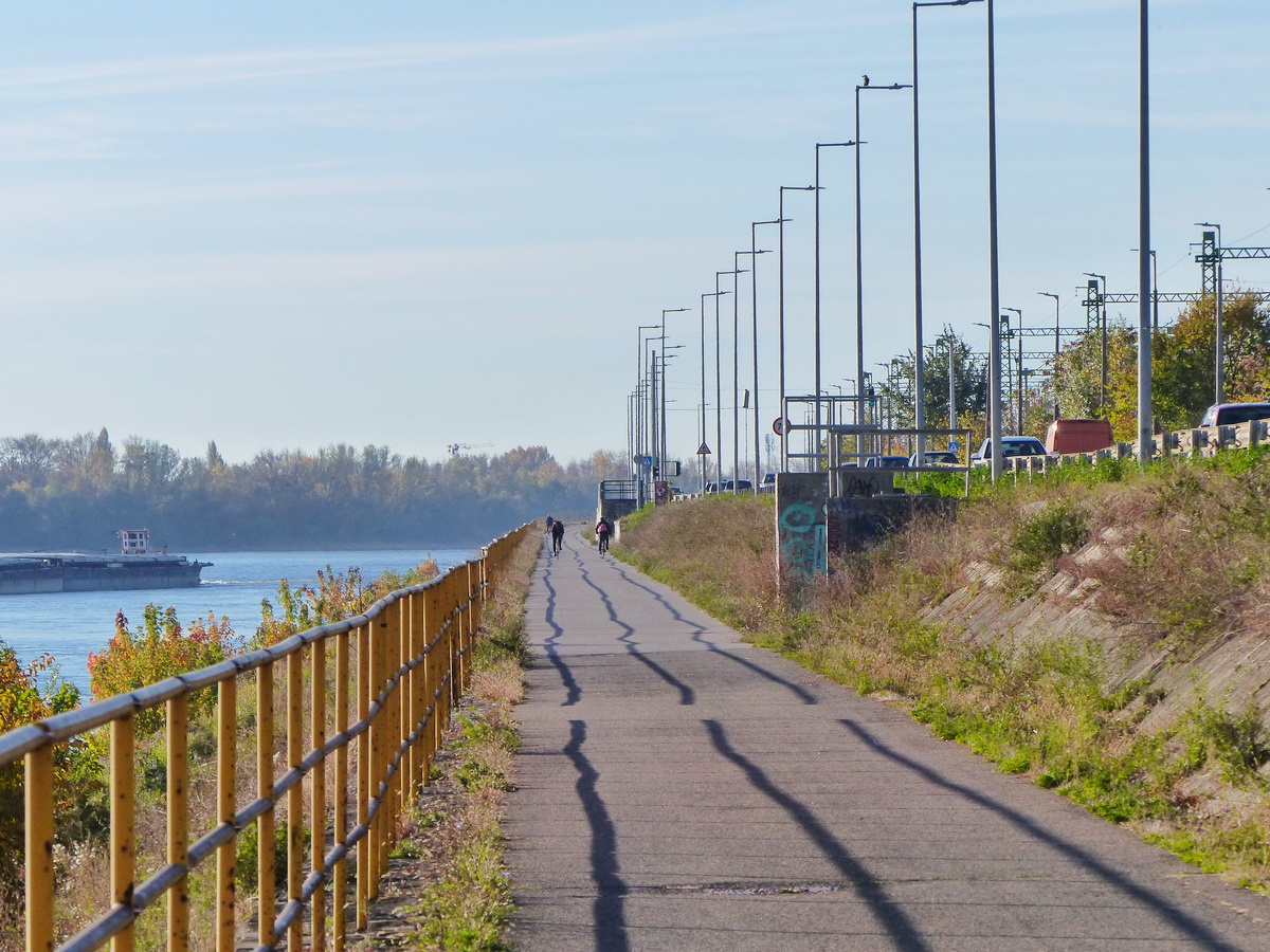 A 6-os úttal párhuzamosan halad a rakpart tetején futó aszfaltozott sétány