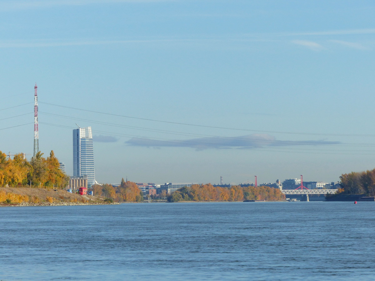 Egy kis zoommal már jól látszik a távoli MOL Campus és a vasúti híd rácsos szerkezete