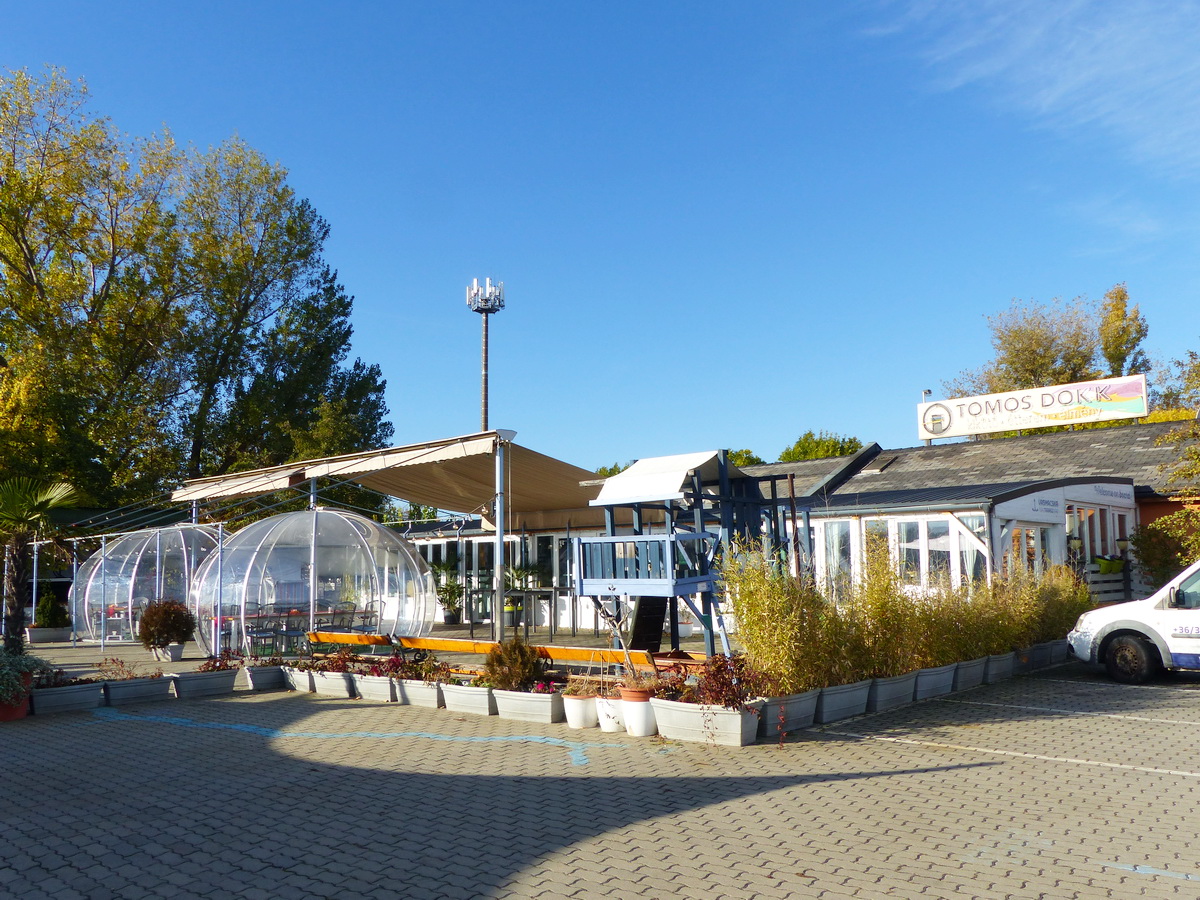 A Vasmacska terasz vendéglője