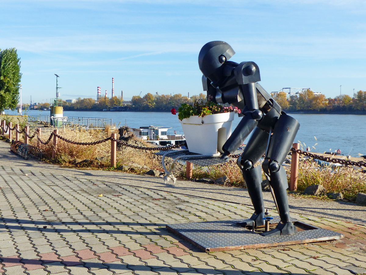 Virágtartót fogó robotnő szobra a vendéglő udvarán