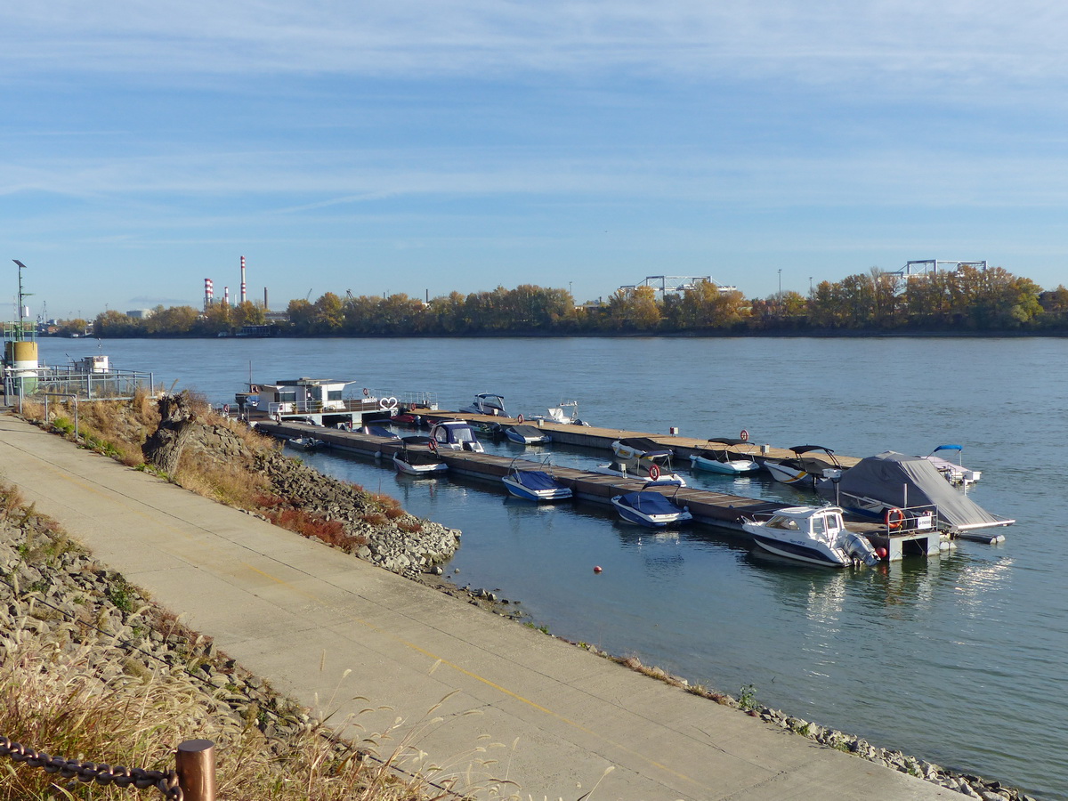 Egy pillantás a yachtkikötő mólóira