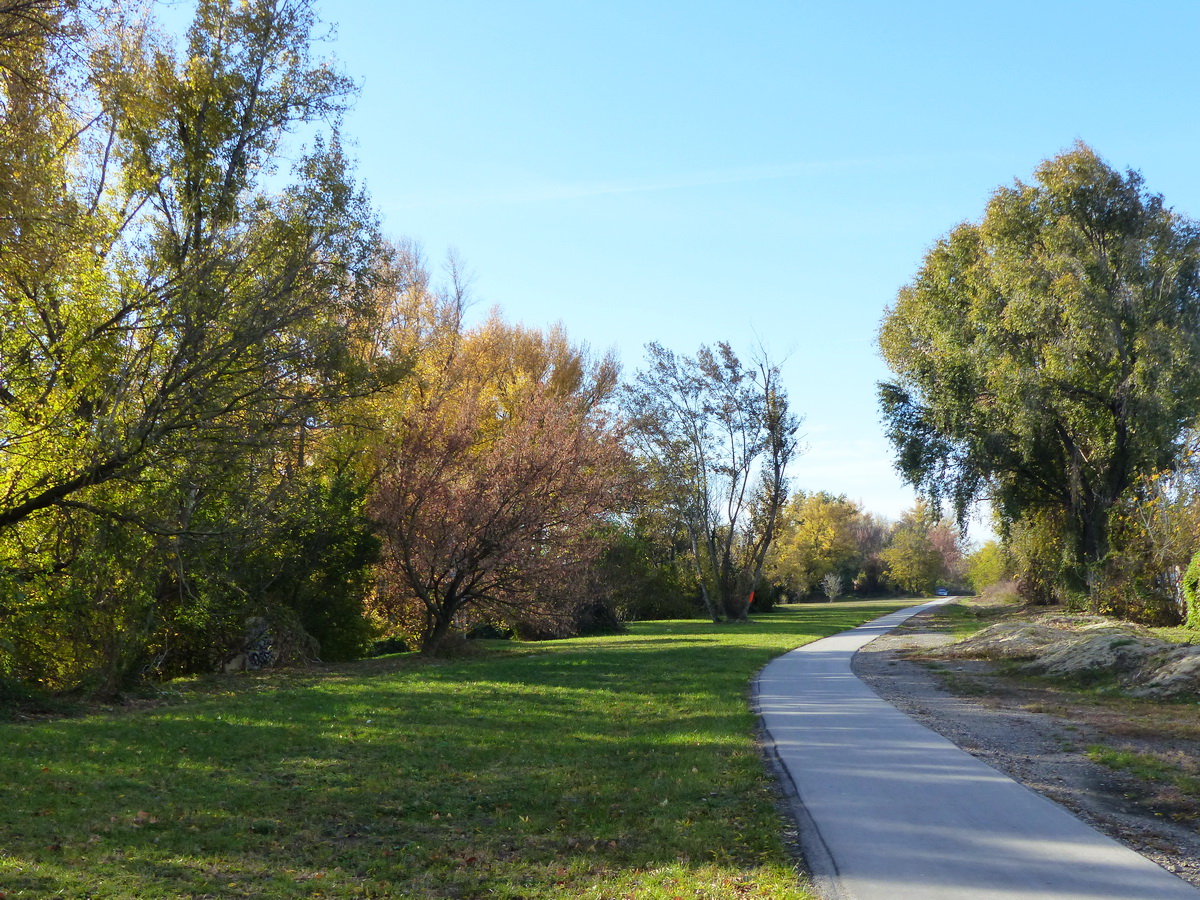 A régi gyárnegyedet megkerülő kerékpárúton