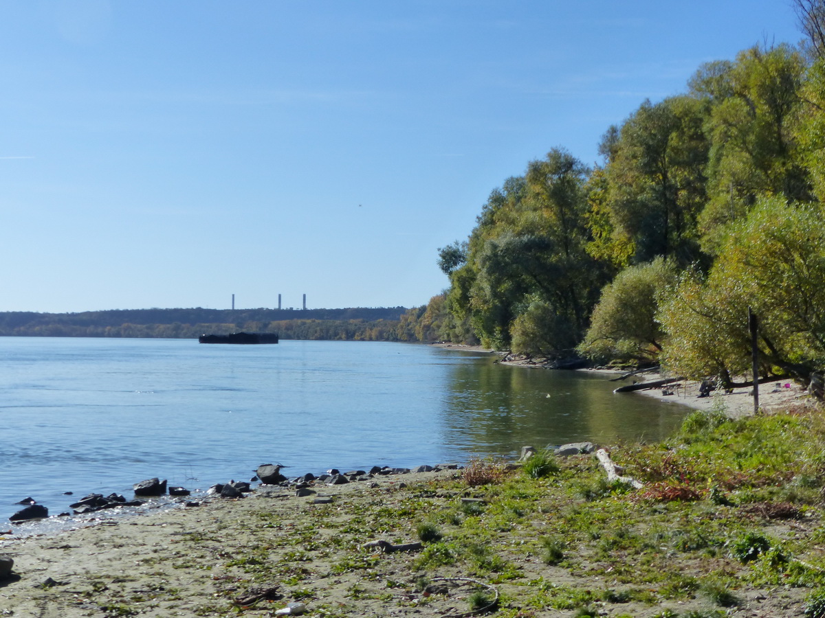 Innen már a százhalombattai erőmű kéményei is látszanak