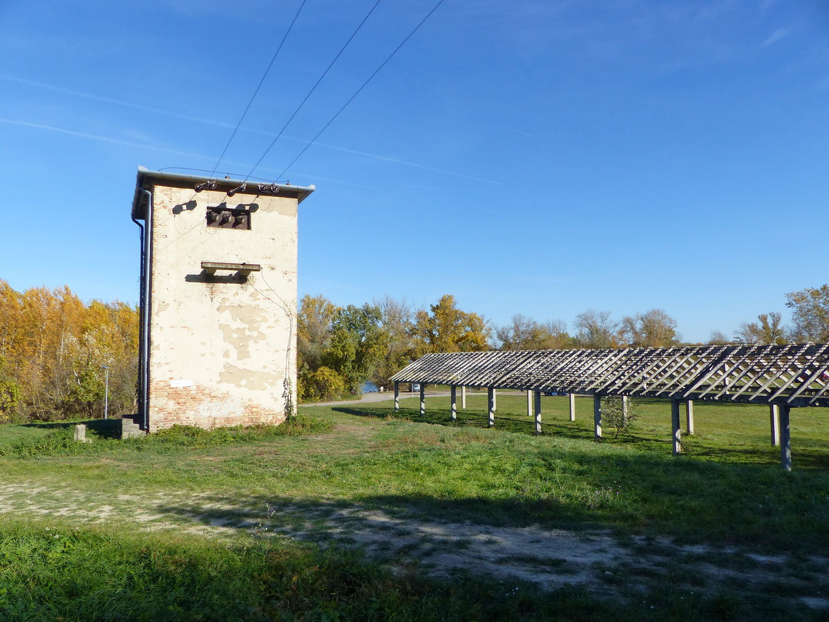 A volt érdi téglagyár rétje az egyik épület vázával és a trafóházzal
