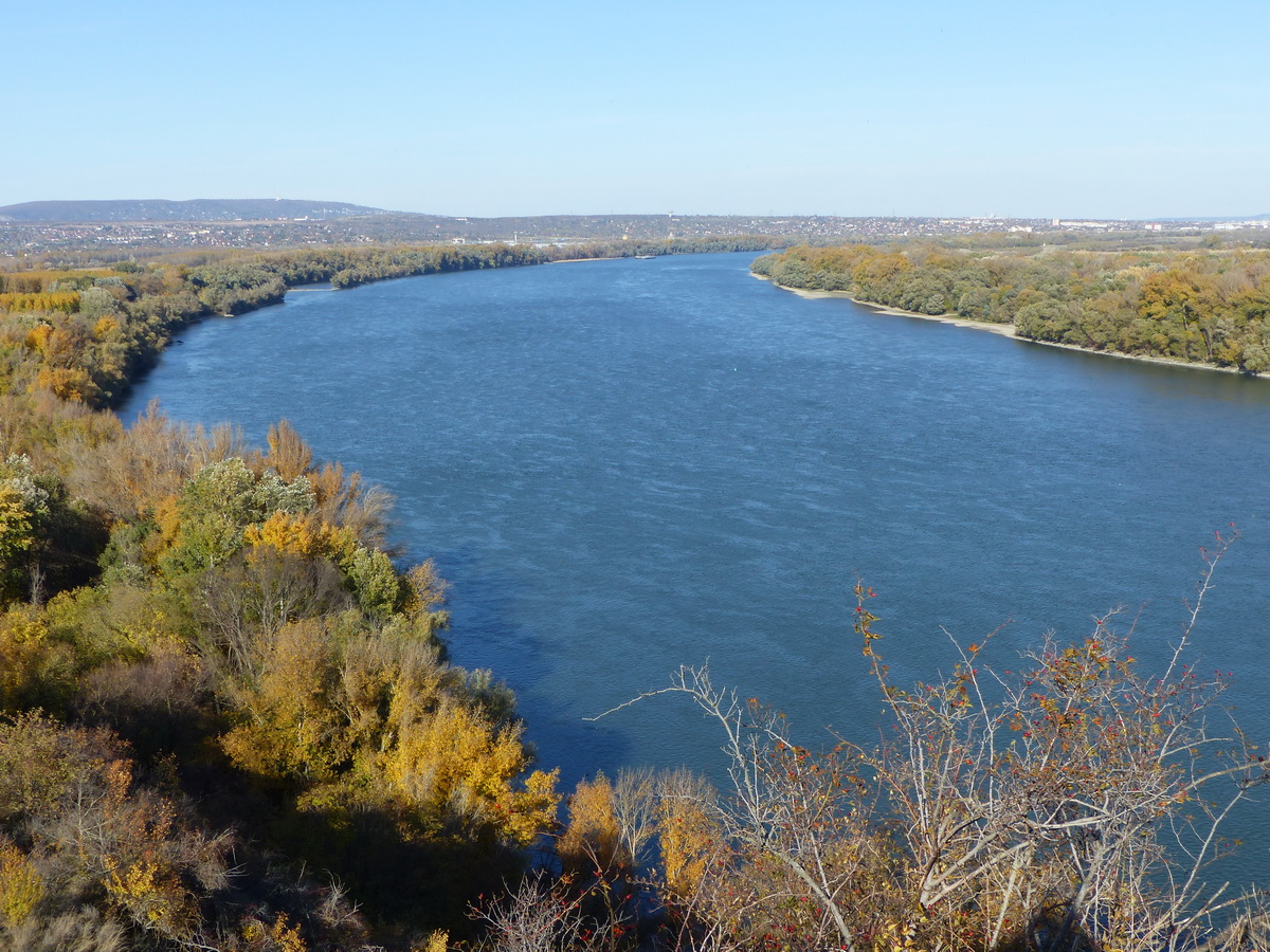 Széles ívben fordul a Duna Budapest felé