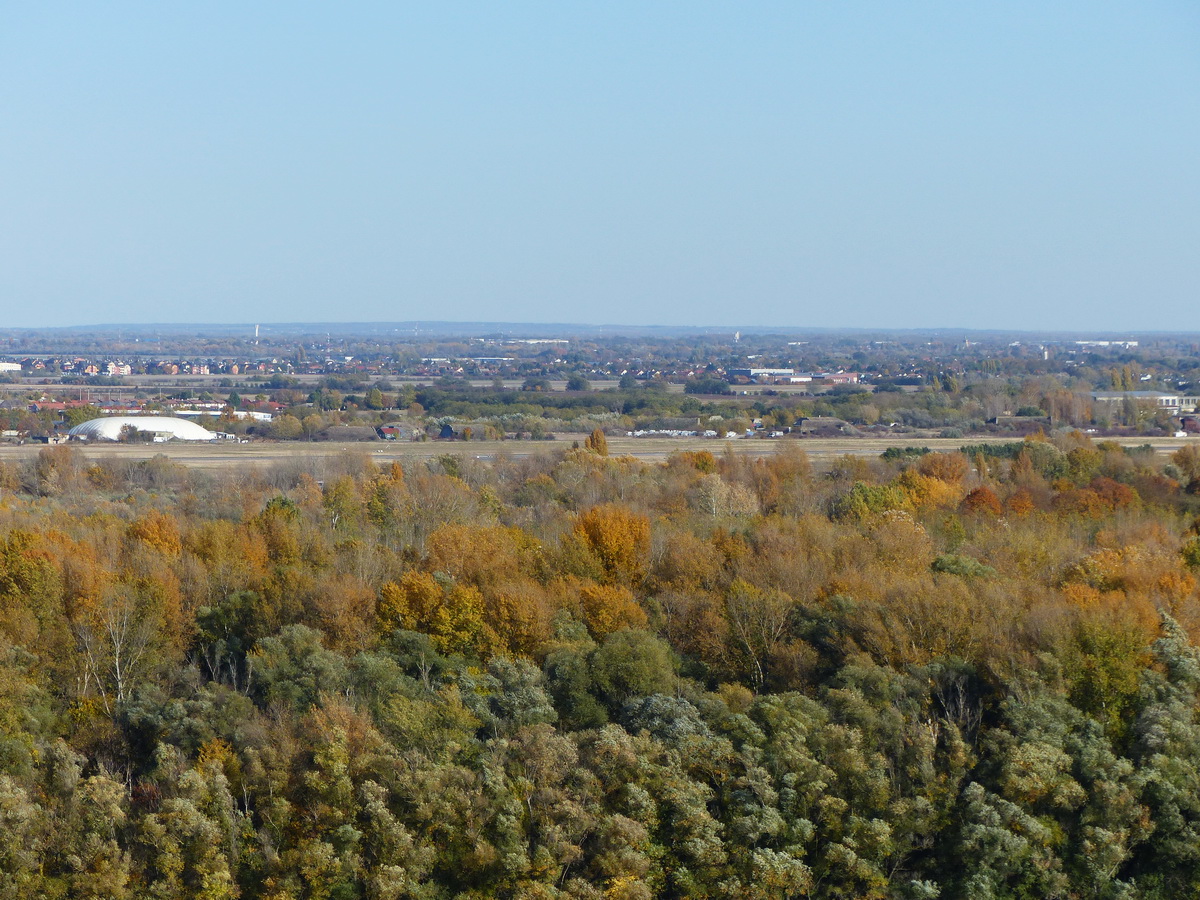Szemben terül el a Tököli repülőtér mezeje