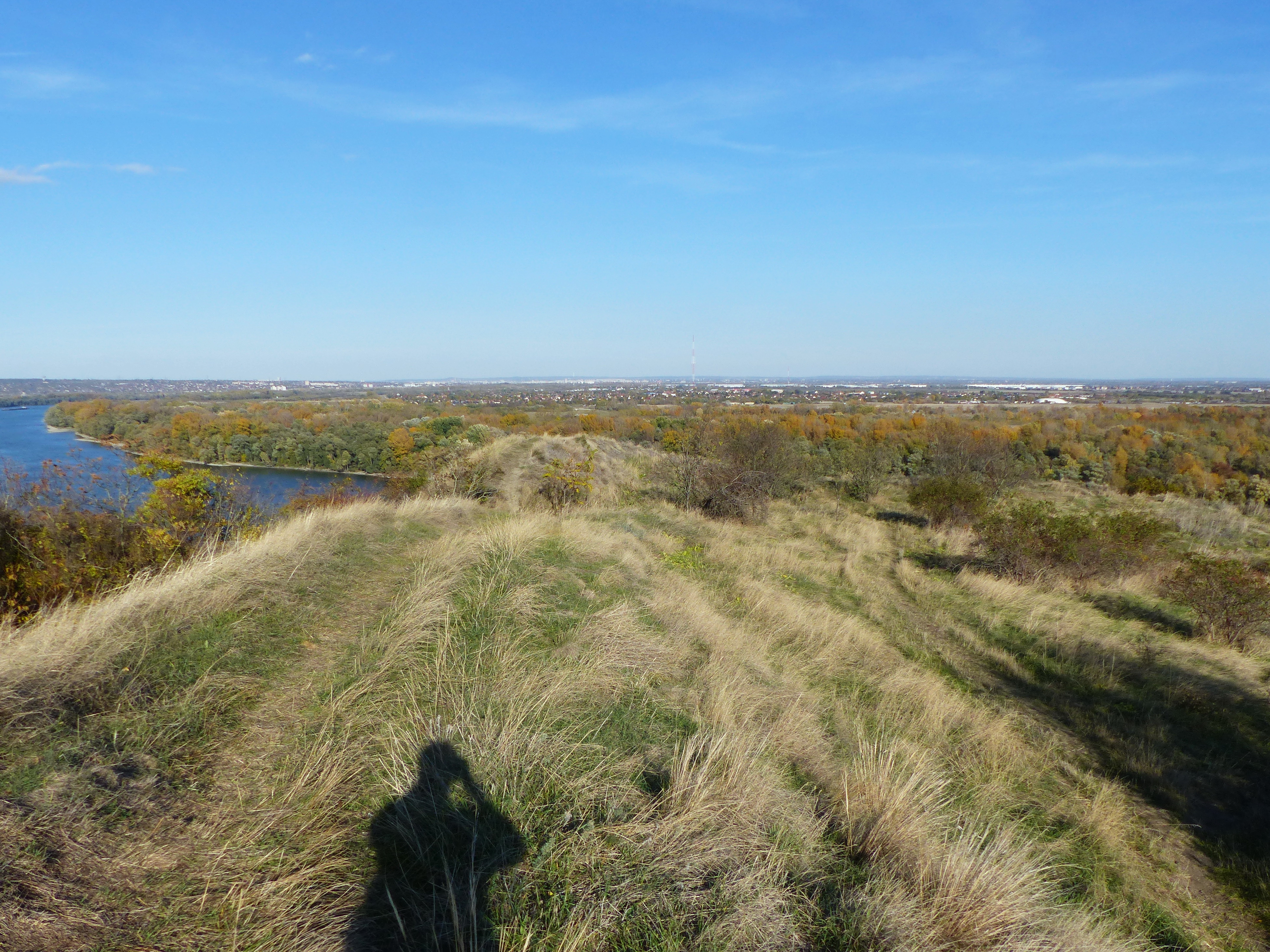 Az bronzkori sáncok kilátópontja. Innen szinte ugyanazt lehet látni, mint az előzőről