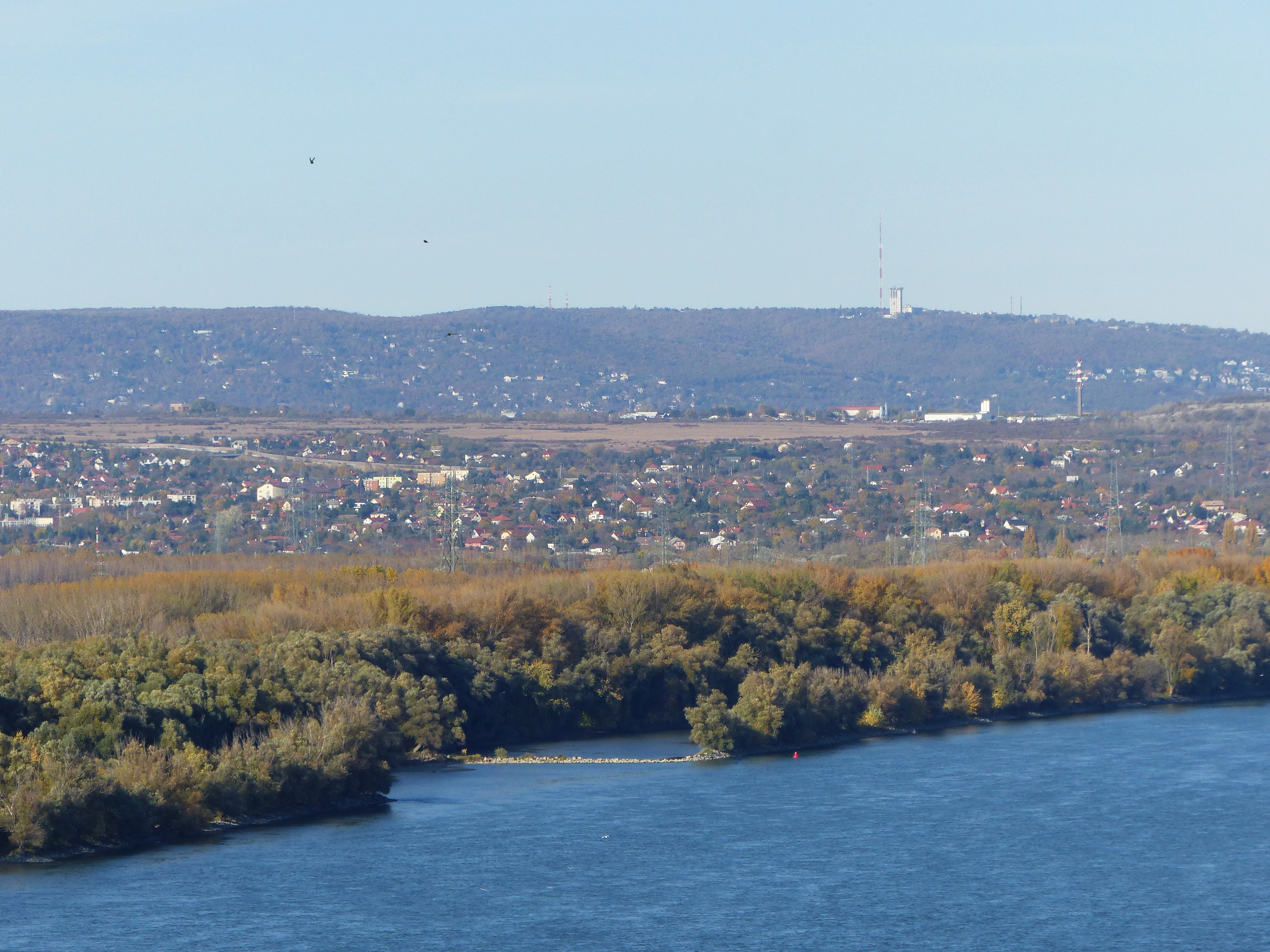 A zoom közel hozza a távoli Széchenyi-hegyet. Előtérben a Tepecs-öböl zárógátja, ahol már korábban jártam.