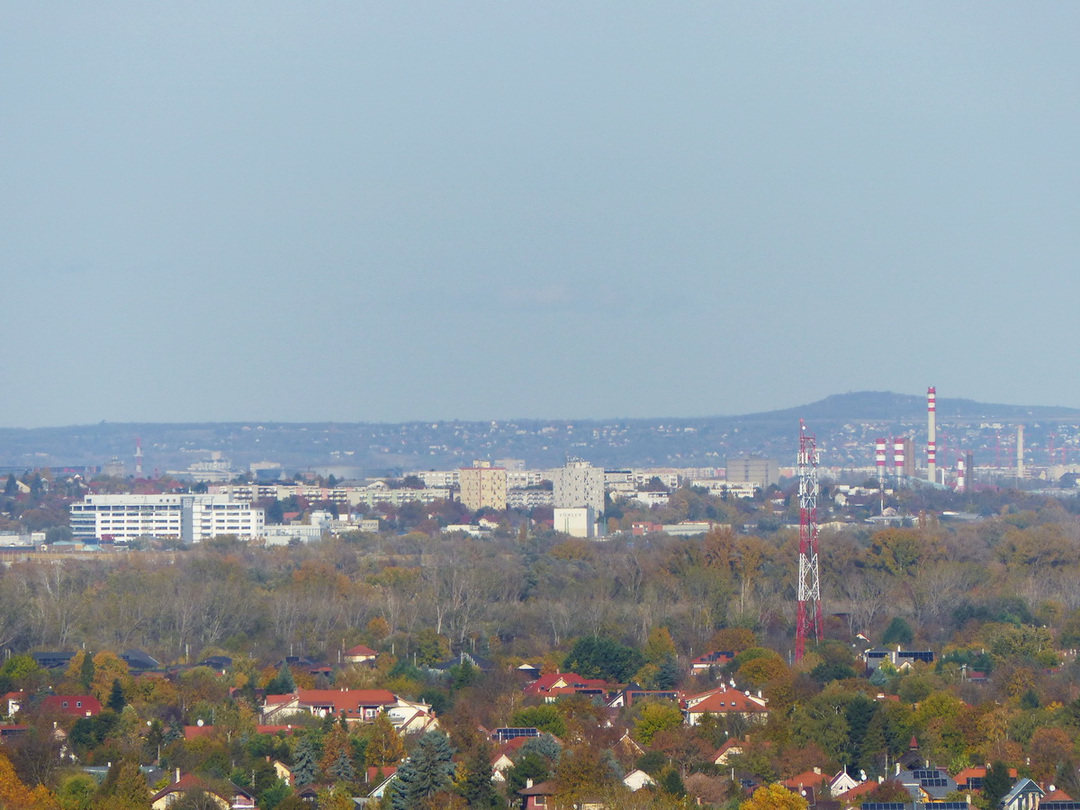 Pillantás a legnagyobb zoommal Budatétényre és Budafokra. Balra az RTL modern épülete, középen a Kísérleti lakótelep toronyházai, jobbra a Csepeli Erőmű kéményei is láthatóak.