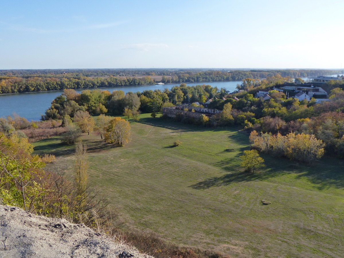 A harmadik kilátópontról már dél felé is megnyílik a kilátás. Lenn a réten állnak a százhalombattai téglagyár romjai