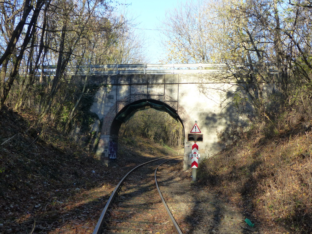 Ennél a felüljárónál tértem rá a sínekre