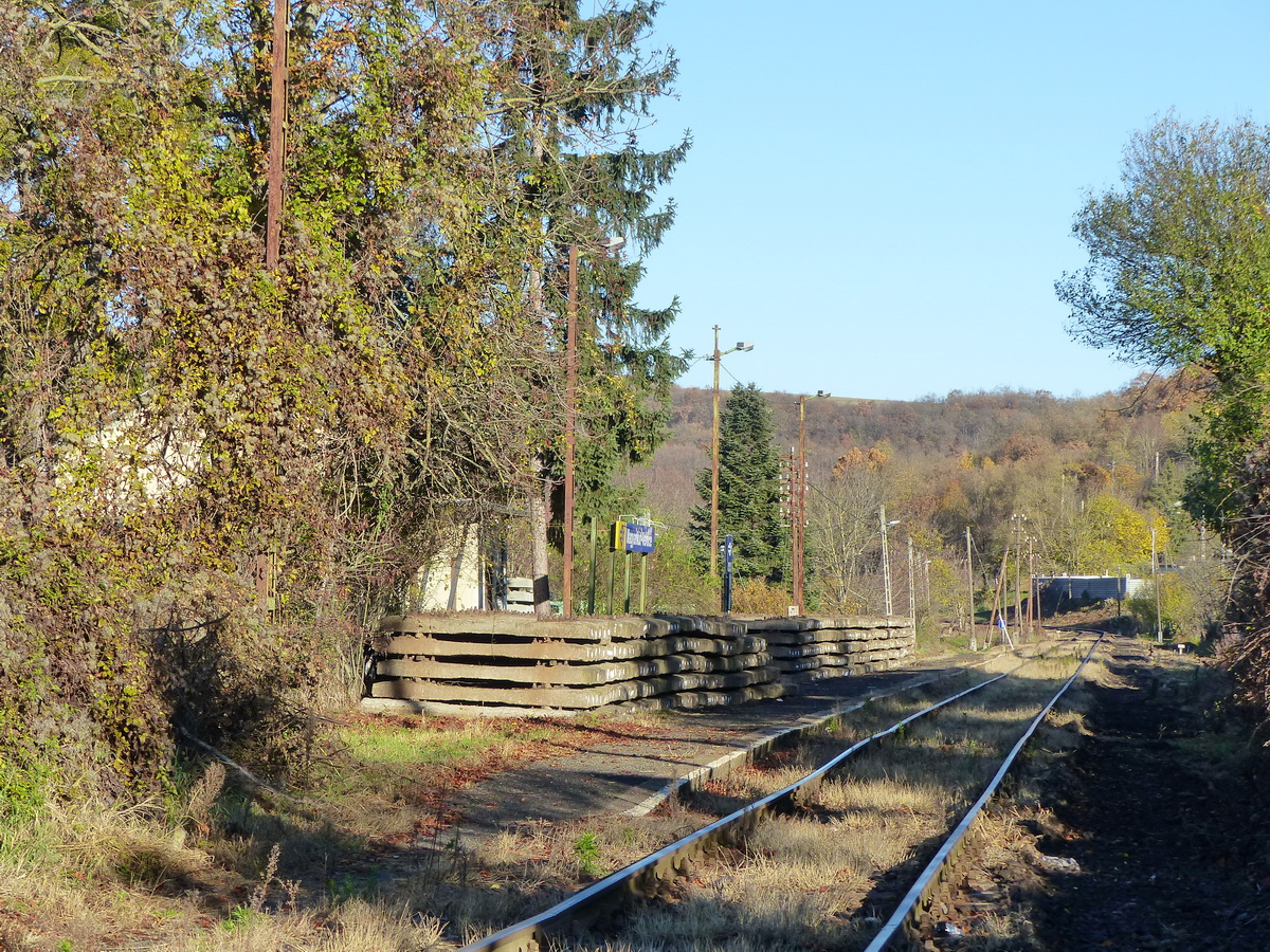 Glédába rakott betontalpak Verőce-Magyarkút vasúti megállóban