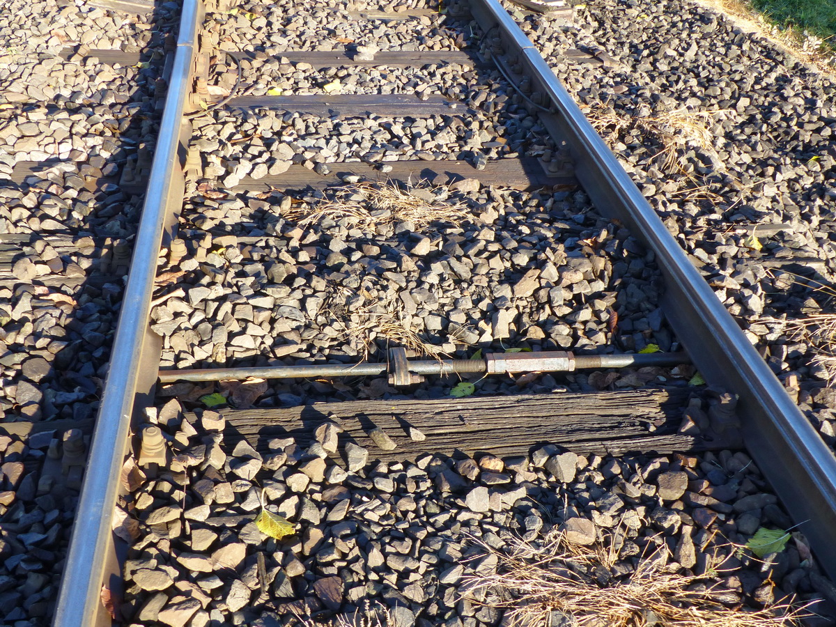 A sínek távolságát szabályzó hollanderes rúd