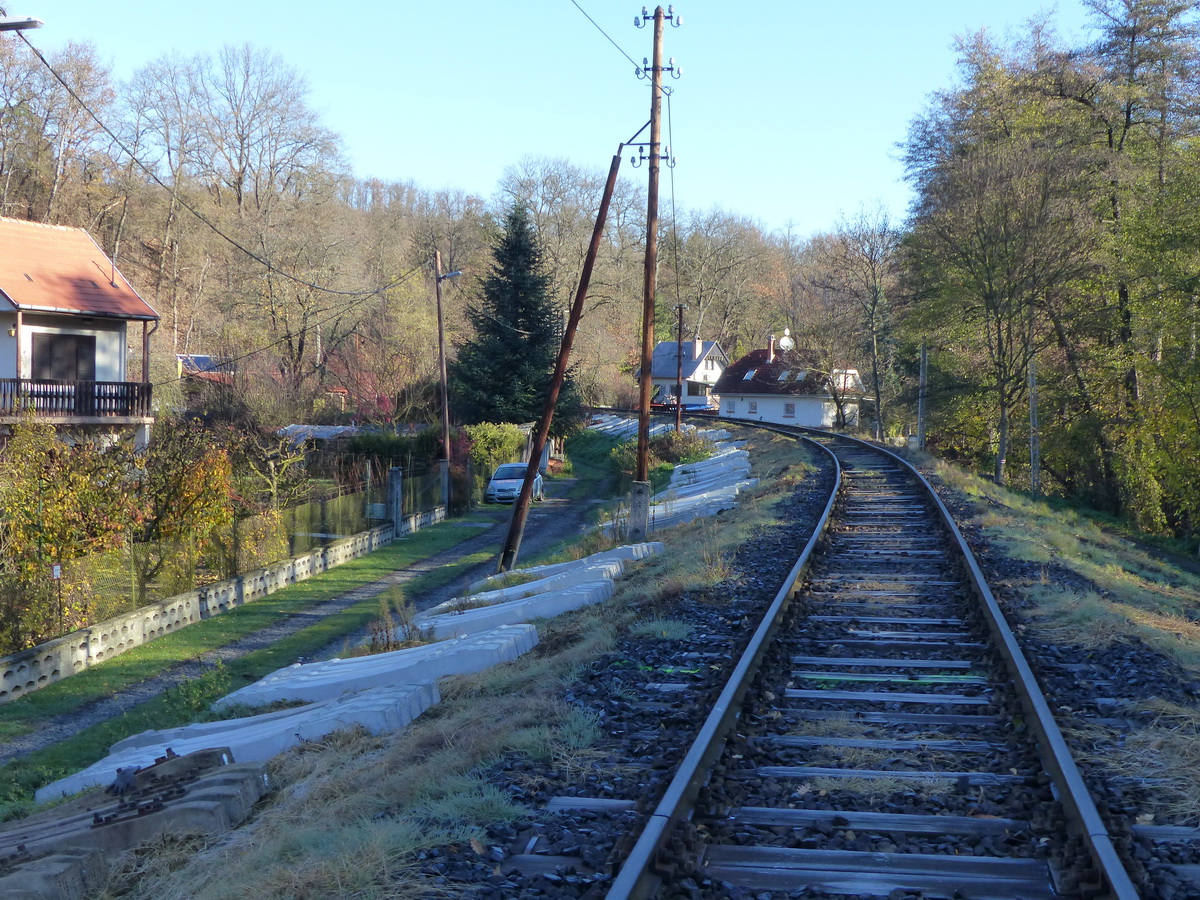 Verőce utolsó házai között kanyarodik be az erdőbe a vasúti vágány